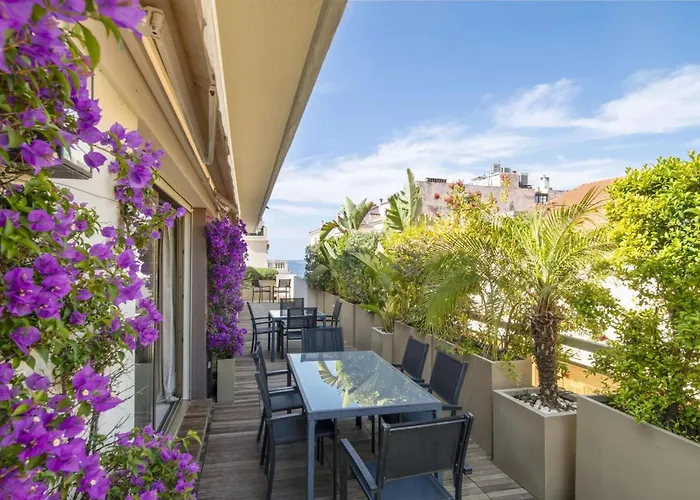 -clr- Stunning With Terrace