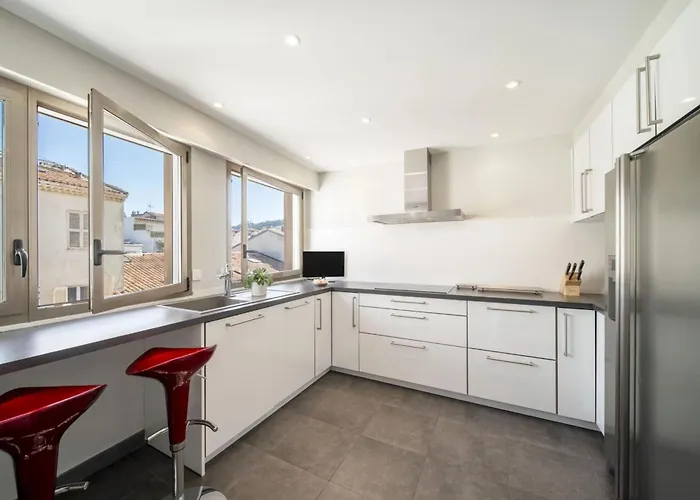 -clr- Stunning With Terrace