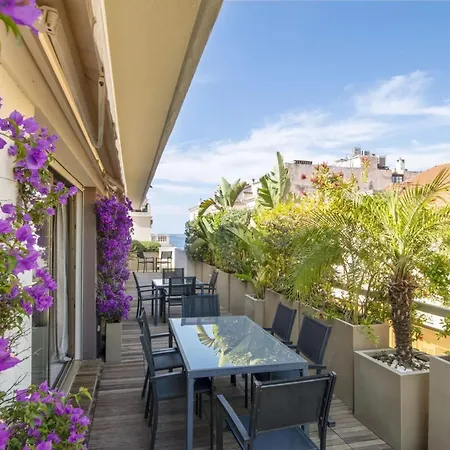 -clr- Stunning With Terrace
