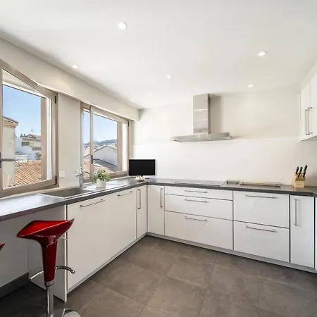 -clr- Stunning With Terrace