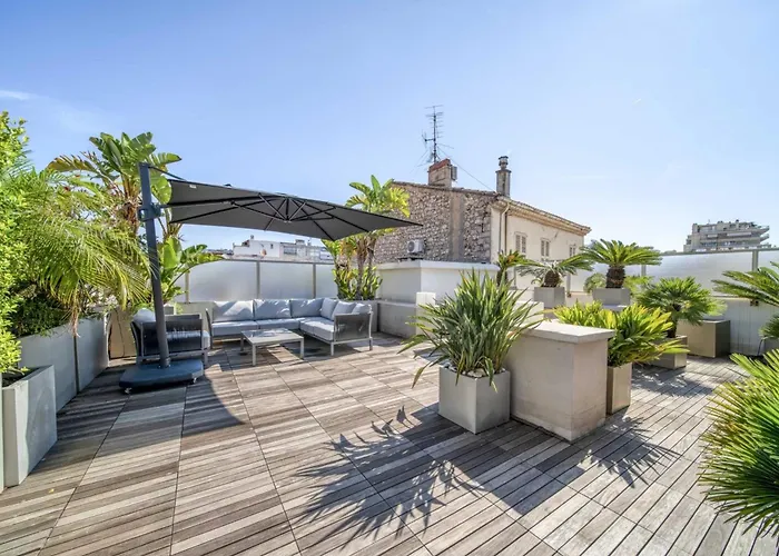 -clr- Stunning With Terrace