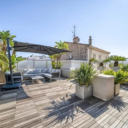 -clr- Stunning With Terrace